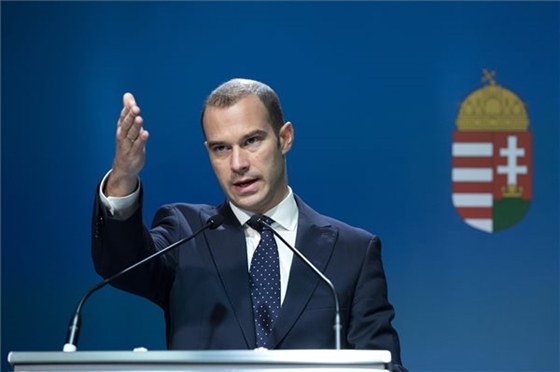 Hollik István: Már decemberben 15 százalékkal nő a minimálbér