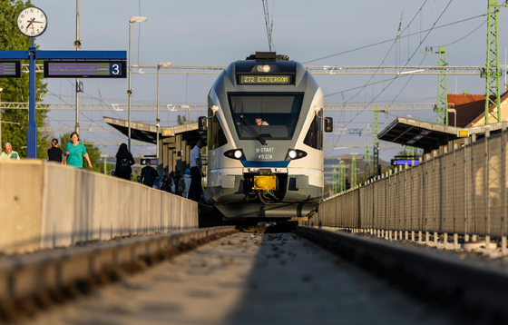 Buszokkal pótolták a MÁV-járatot, mert lebetegedett a mozdonyvezető