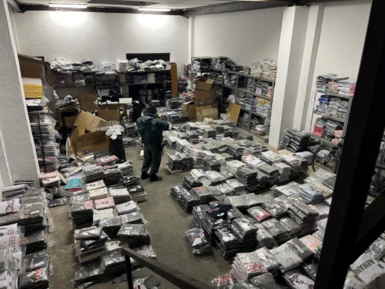 34 515 hamis sapka, vasalható márkajelzések, egymilliárdos kár – józsefvárosi piacon razziázott a NAV