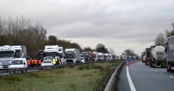 Az üzemanyag adójának emelése ellen tiltakoznak a francia teherszállítók