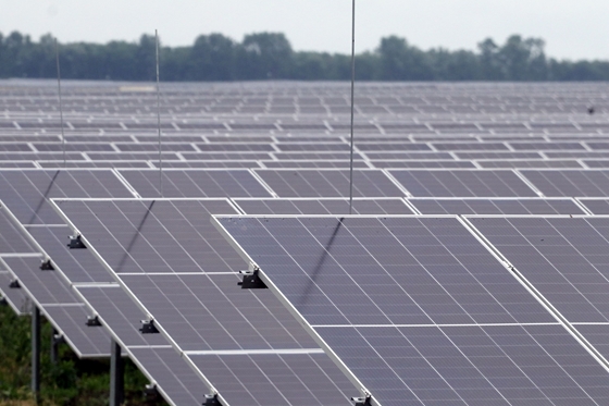 Már közel három paksnyi naperőmű termel Magyarországon, egyre gyakrabban megy mínuszba az áram ára