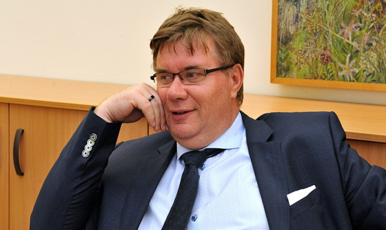 A minisztériumi vesztegetési botrány egyik vádlottja távozott zsíros állásából