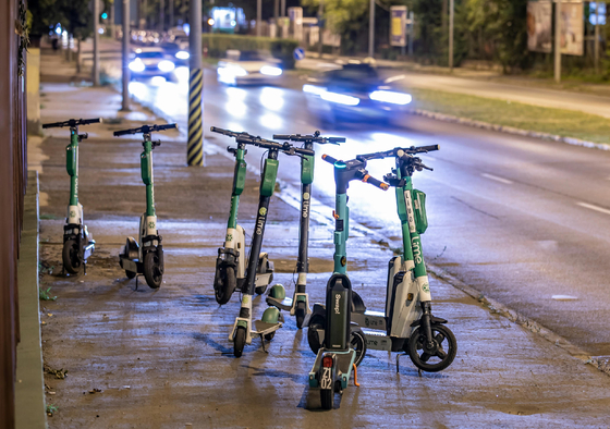 Messze még a villanyrollerek törvényi szabályozása, van is biztosító, amelyik a háta közepére se kívánja a kötelezőjüket