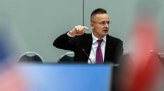 Szijjártó alákérdezős interjúban próbálta nyugtatni a kínai gyártól tartó ácsiakat – De sikerült?