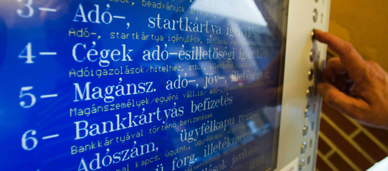 Emelik a minimálbért jövőre, de mennek vele adók, járulékok, juttatások is