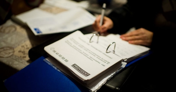 Lengyelországban befenyítették, Szlovákiából kiszorították, nálunk zavartalanul működik a vitatott gyakorlatú Fradi-barát hitelező cég