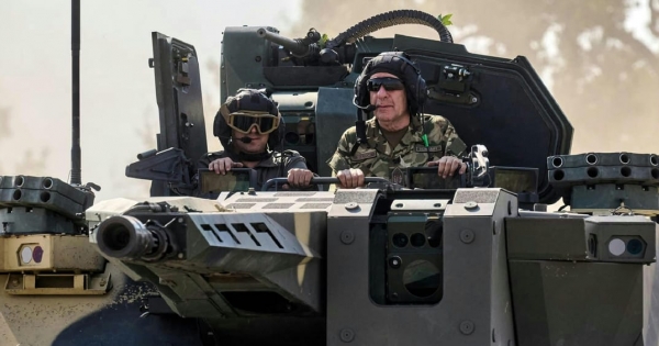 Kiderült, milyen autókat hajtanak a köztársasági elnök emberei