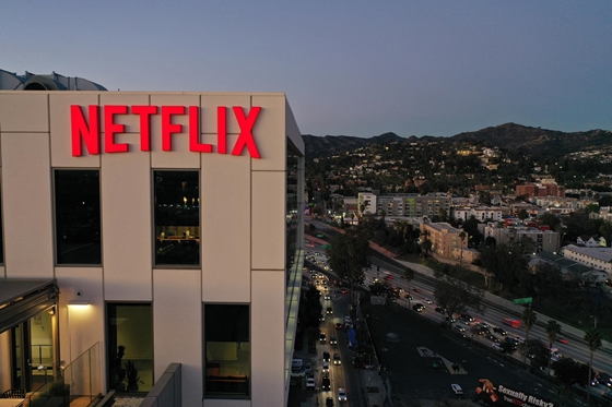 Elvesztett majdnem egymillió előfizetőt a Netflix