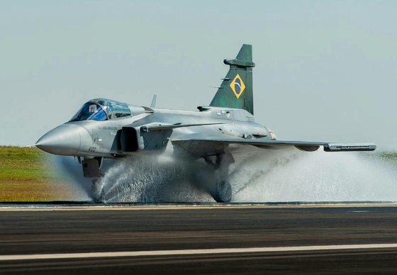 A kormány az új vadászgépszázadhoz további Gripenekről tárgyal a Saabbal