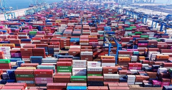 Ömlik az EU-ba a kínai áru a Trump-vámok miatt, már ezermilliárd dolláros az idei külkereskedelmi többletük