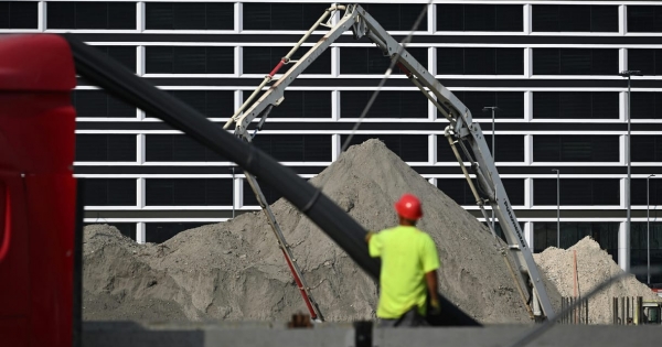 A GVH-n keresztül darabolná fel a külföldi építőipari cégeket a kormány