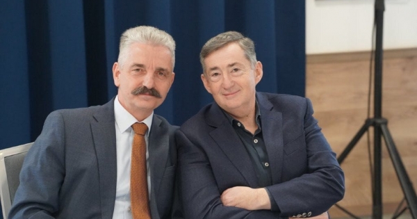 Mészáros Lőrinc fideszes képviselő társaságában osztott adományt a kampányidőszak sűrűjében