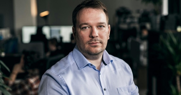 Önmagának is megteremti a digitális szuverenitást Orbán Viktor egyik legfontosabb kommunikációs tanácsadója