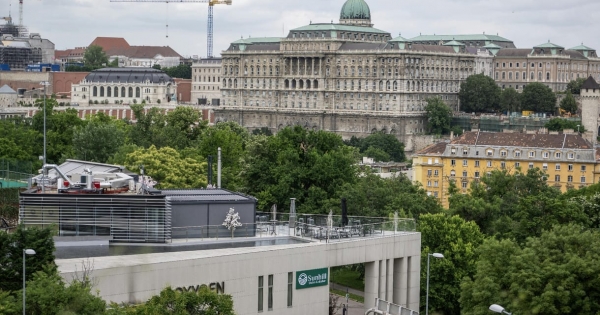Együtt keres egészségbiztosítót az ATV és Mészáros Lőrinc budai panorámás étterme
