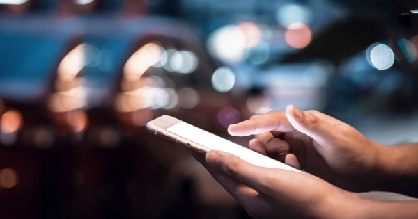 Már nem szorongatja őket az Orbán-kormány, emelik is a díjaikat a bankok és a mobilcégek