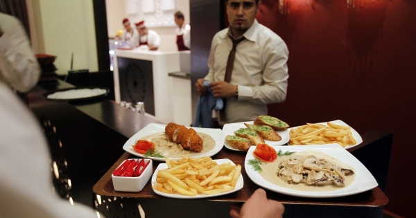 Változtak a felszolgálási díj szétosztásának szabályai: az áfás bevétel 20 százaléka adható szja- és szochomentesen