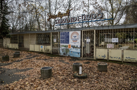 Tízmilliárdot költöttek rá, öt éve újítják fel, de még mindig nincs kész a szolnoki Tiszaligeti Strand