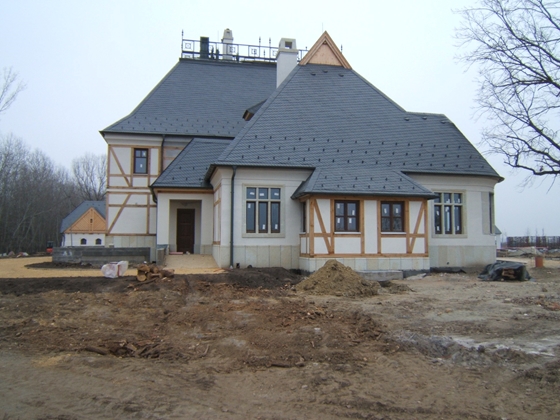 Selyemkendők, gumik, autók, haltáp és ingatlan – ezekkel is üzletelnek a képviselők cégei