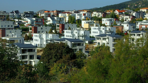 Több ezren tiltakoznak amiatt, mert egy 270 lakásos társasházat építenének a gazdagréti Madárhegyre