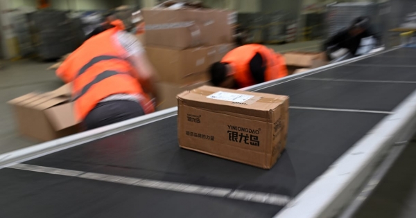 Részben leállt és jelentősen drágult az USA-ba irányuló csomagküldés