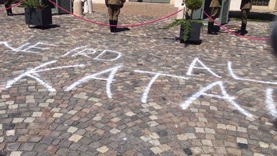 Bezárt a konzultációra érkező katások előtt a NAV Szegeden