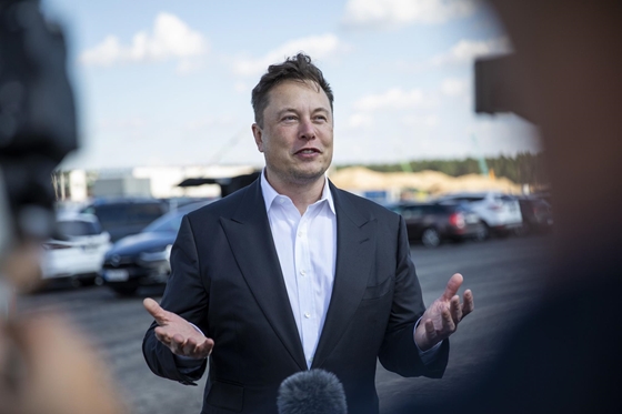A friss Twitter-tulajdonos Elon Musk kirúgásokkal kezdte meg a működését
