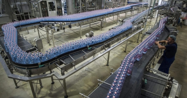 AZ MNB megbüntetett egy ásványvizes céget, mert rendszeresen nem mondott igazat