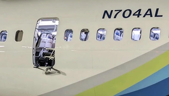 Boeing-botrány: több csavar is hiányzott a helyéről, amikor kiszakadt repülés közben az ajtó