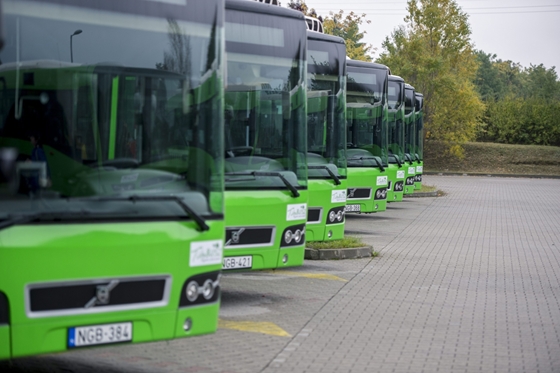 Húsz százalékos béremelést kapnak a pécsi buszsofőrök, de ritkulnak a járatok