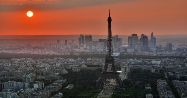 Párizs százmilliókat szedne be az internetes óriásoktól