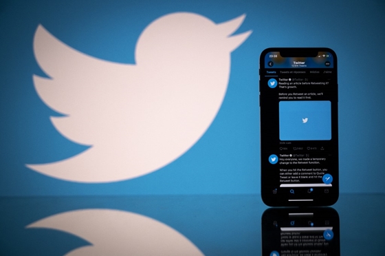 Elon Musk belengette, hogy a cégeknek és politikusoknak fizetős lehet a Twitter