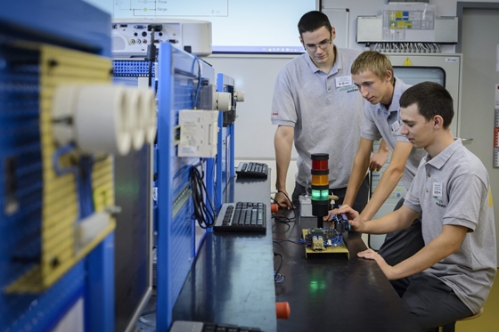 Átlagosan 1855 forintot keres óránként egy fizikai munkás Magyarországon