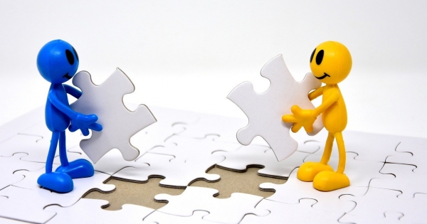 Mi minősül közeli hozzátartozó többségi befolyásának, és mi kapcsolt vállalkozásnak?