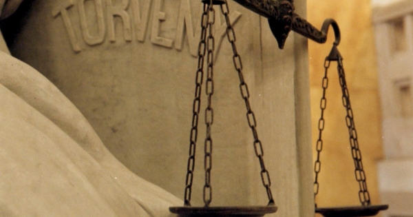 Jelen lehet-e a felettes a méltatlansági ügy vizsgálata során?