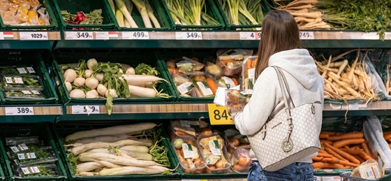 A magyarok egy hónap alatt 1600 milliárd forintot hagytak a boltokban, mégis kevesebbet vásároltak