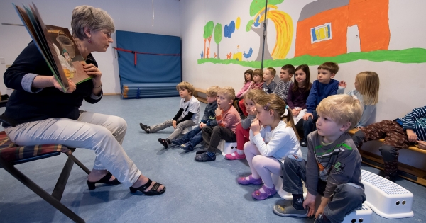 Nyugdíjas óvodapedagógust mint egyéni vállalkozót foglalkoztathat-e óvoda?