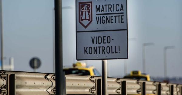 Rossz hír az autósoknak: átlépi a 60 ezer forintos határt az éves sztrádamatrica ára