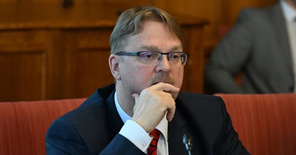 Bántalmazott nőknek segítséget ajánló hamburgerezőbe szállt bele Répássy Róbert