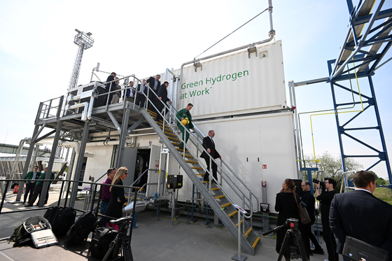 Mintha hirtelen eltűnne az utakról 5500 kocsi: Átadták a Mol első zöld hidrogén üzemét