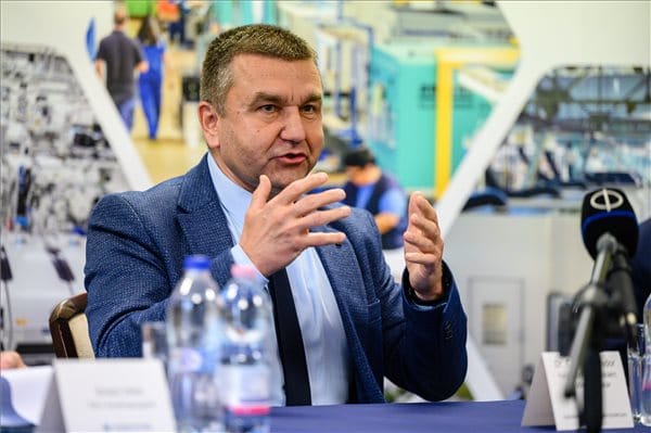 Kormányzati beismerés: biztosan ugrott a 13 százalékos minimálbér-emelés