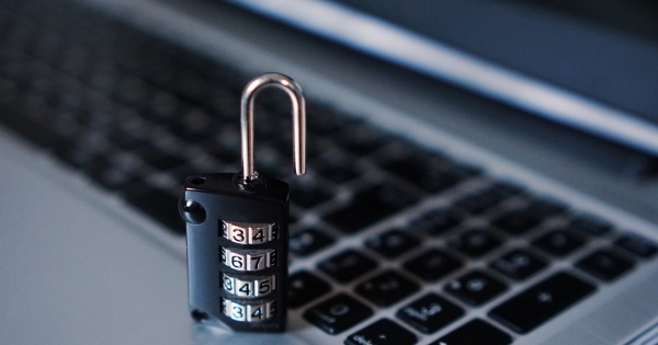 Elfelejtett jelszó: az e-mail-cím megfelelő azonosító adat adatkezelési szempontból?