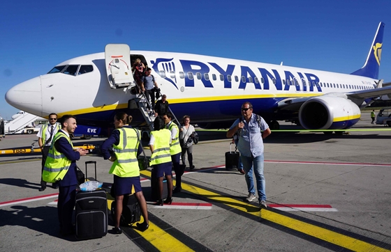 A Ryanair ráterheli az extraprofitadót az utasokra