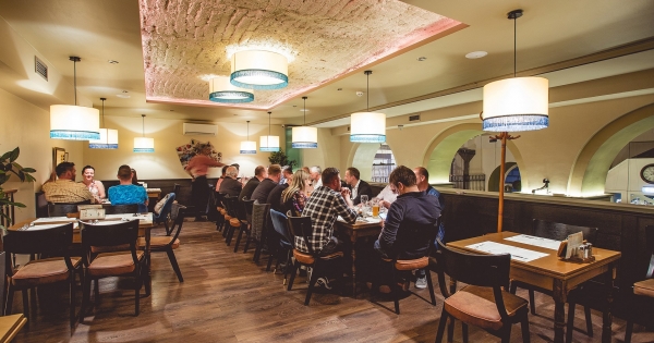 Törvénymódosítás: adómentes lett az éttermi reprezentációs juttatás, meghatározott összeghatárig