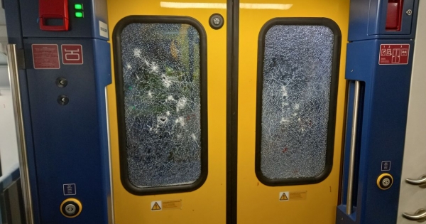 Szétvert egy emeletes motorvonatot egy vandál – képeken a pusztítás