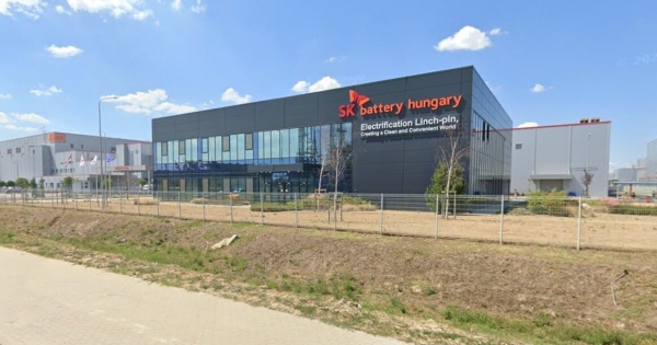 Eltűntek a takarítók a komáromi akkugyárból, összerondított vécék mellett dolgoztak a munkások napokig