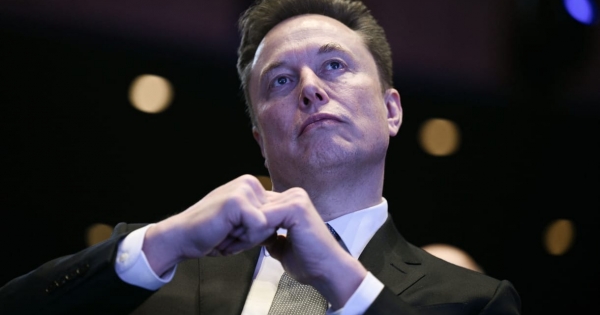 Elon Musk lett a világ első dollár-ezermilliárdosa