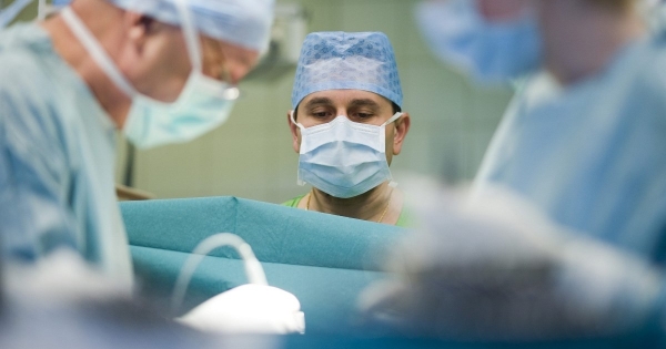 Nyugdíjjogosultság: ki szerezhet kiegészítő szolgálati időt, ha egyidejűleg több munkahelyen dolgozik?