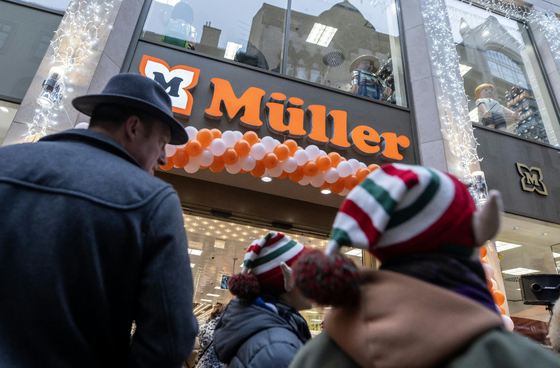 Luxuslakások és luxusparfümök egy helyen: háromszintes Müller áruház nyílt a Váci utcában