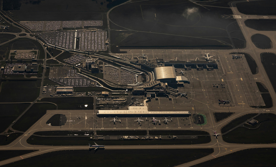 Bombafenyegetés ért egy Budapestre érkező repülőt, egy időre lezártak egy leszállópályát Ferihegyen