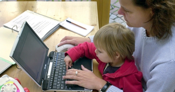 Vállalkozás és munkaviszony gyes alatt: munkaidő, járulékok